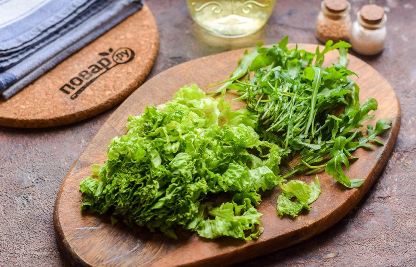 1. Этап. Салат Зелененький с брокколи: Салатные листья порвите руками или нарежьте. Также подготовьте рукколу.