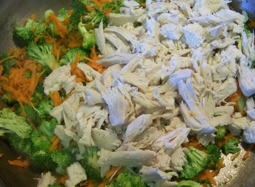 1. Этап. Запеканка с макаронами: В разогретой сковороде с маслом обжарьте морковь, лук и брокколи. Как только овощи приобретут золотистый цвет, добавьте в сковороду кусочки отваренной куриной грудки.