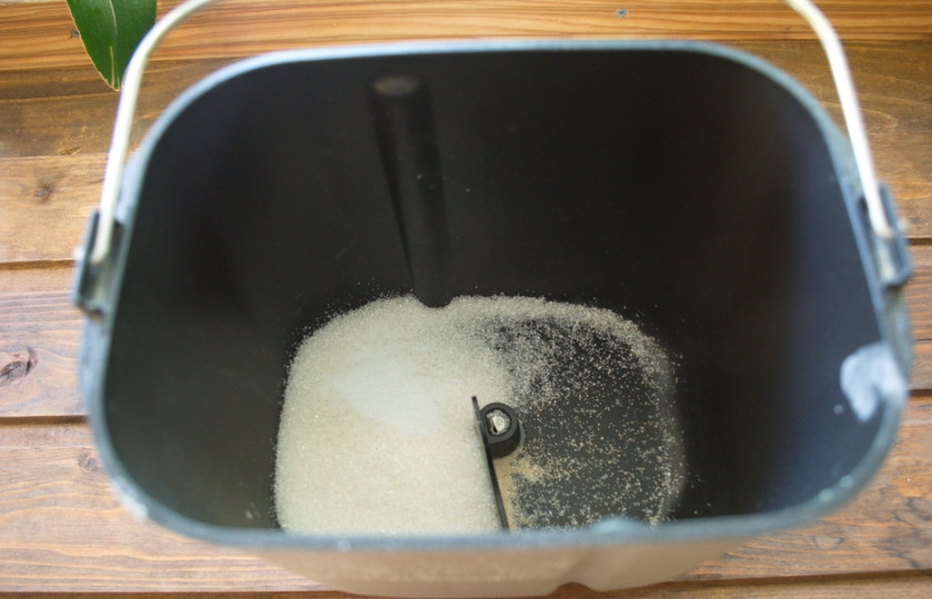 1. Этап. Ватрушки с творогом из дрожжевого теста: В чашу хлебопечки поместите 1,5 ч. ложки сухих дрожжей (быстродействующих). Добавьте 2 ст. ложки сахара, 1 ч. ложку соли.