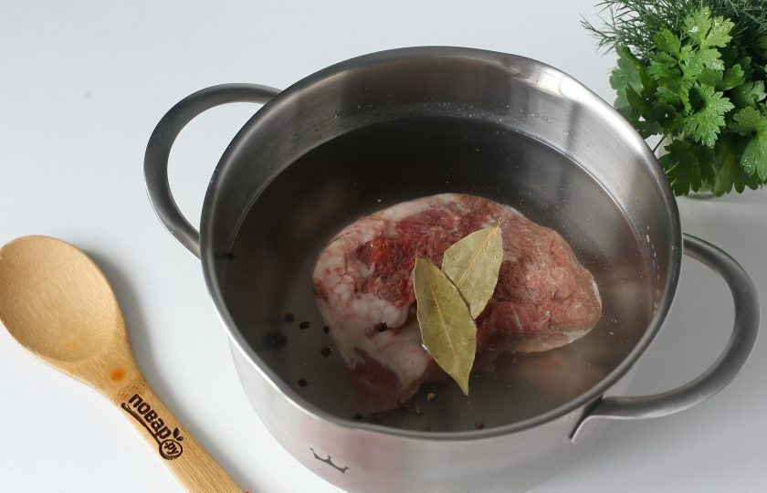 1. Этап. Суп с гречкой и фасолью: Мясо промойте, залейте водой и варите при слабом кипении до готовности. Можно добавить перец горошком, лавровый лист и любые коренья.