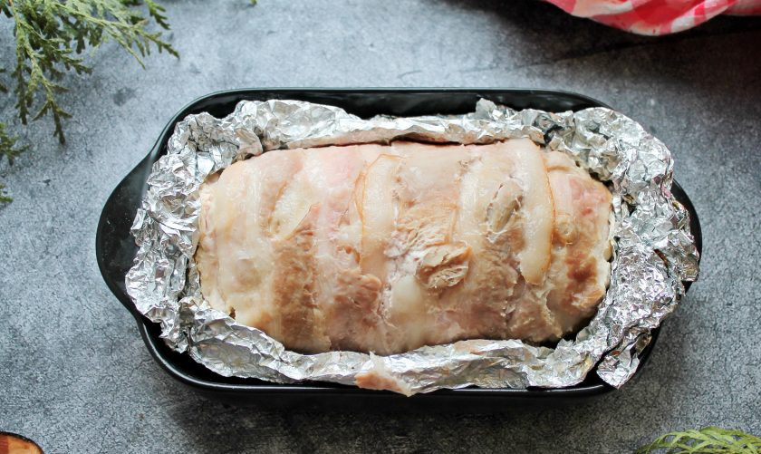 1. Этап. Куриный рулет с грибами, беконом и сыром: Рулет заверните в фольгу и выложите в форму для запекания. Поставьте в горячую духовку и запекайте при температуре 180 градусов в течение 35 минут.