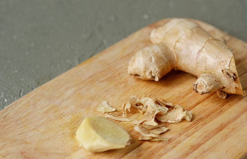 1. Этап. Морковный сок с имбирем: Имбирь очистите от кожуры.