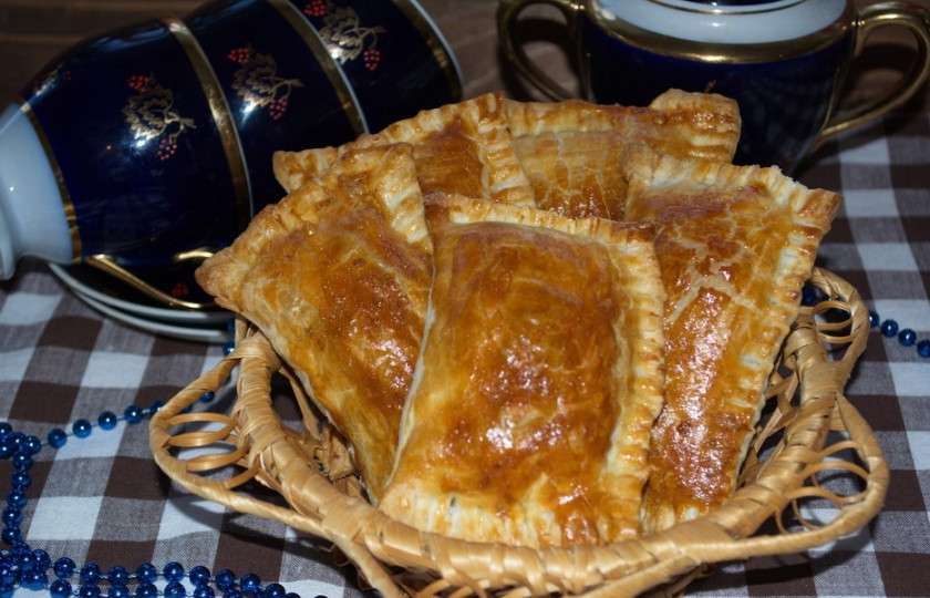 1. Этап. Конвертики из слоеного теста: Выложите конвертики на лист паргамента. Смажьте конвертики взбитым яйцом, запекайте их в горячей духовке при 180 градусах около 20 минут.