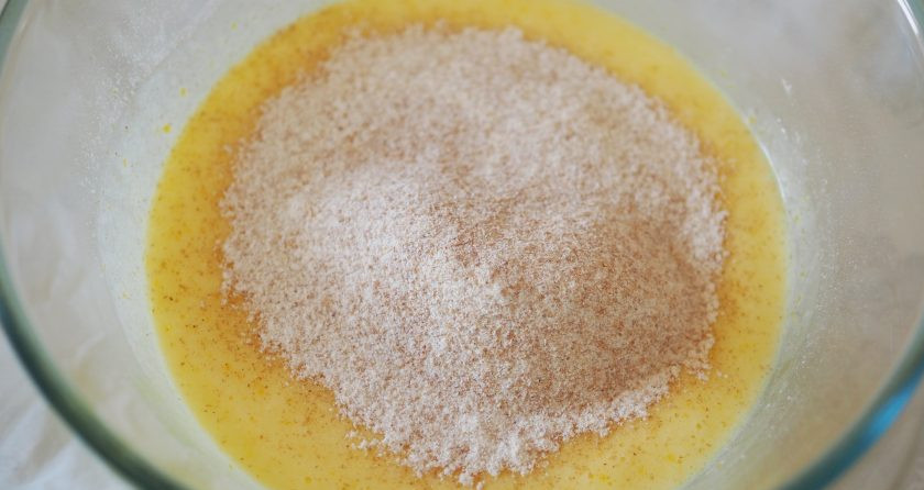 1. Этап. Малиновая «Зебра»: Всыпьте в получившуюся массу просеянную цельнозерновую муку и осторожно перемешайте снизу вверх.