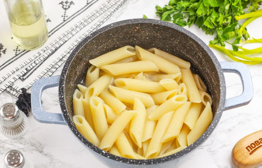 1. Этап. Макароны с сосисками на сковороде: Отварите макароны в кипящей воде примерно 8-10 минут, добавив пару щепоток соли. Время варки макаронных изделий должно быть указано на упаковке. Желательно чуть не доварить, до состояния аль денте.