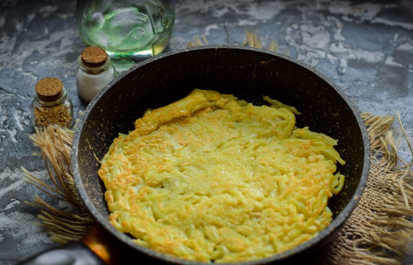 1. Этап. Курочка в ажуре: Прогрейте сковороду, смажьте растительным маслом. Выложите в сковороду картофель, разровняйте. Поджарьте картофель с одной стороны несколько минут. После картофель переверните.