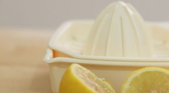 1. Этап. Греческий салат с фетаксой: Выдавим сок из половинки лимона.