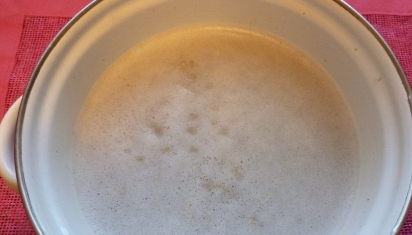 1. Этап. Кисель овсяный: Хлопья залейте тёплой водой. Оставьте их на сутки в комнате.