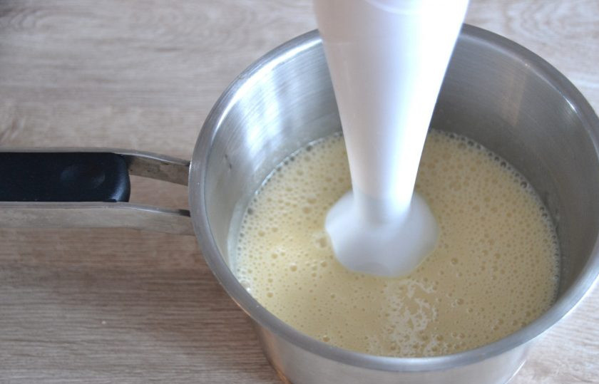 1. Этап. Торт Груши в карамели: Пробейте шоколадно-карамельную массу погружным блендером.