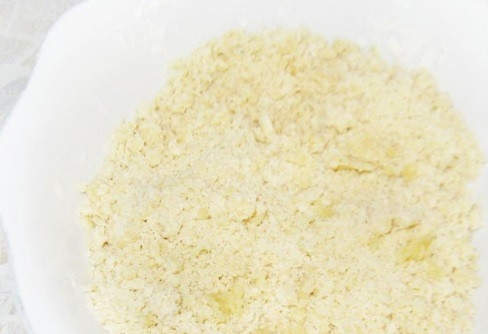 1. Этап. Сладкое песочное тесто: Масло нарежьте кубиками и смешайте с мукой и сахаром в крошку.