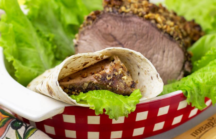 1. Этап. Свинина с орехами: Также вкусно завернуть кусочек мяса с листом салата в лаваш или тортилью. Приятного аппетита!