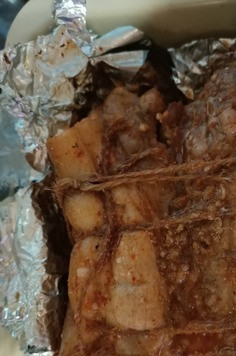 1. Этап. Грудинка запеченная в духовке: По истечении времени достаем грудинку, открываем верх фольги. В чашке смешать соевый соус, мед, паприку и горчицу. Этой жидкостью смазываем верх и бока грудинки. Запекаем еще 15-20 минут при 180 градусах.