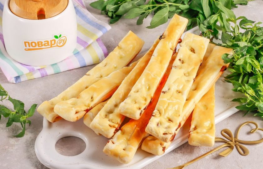 1. Этап. Слоеные палочки с изюмом и сахаром: Остудите сладкие палочки и подайте к столу с молоком, ароматным чаем, кофе или лимонадом.