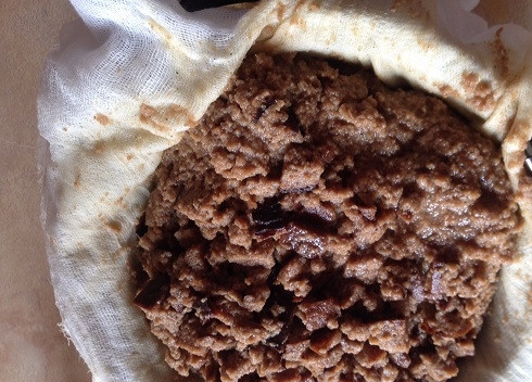 1. Этап. Квас из сухарей: Процеживаем через марлю и слегка отжимаем размокшие сухари. Их можно использовать как закваску для следующей порции кваса.