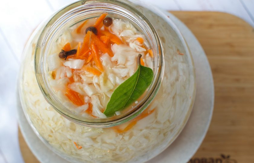 1. Этап. Хрустящая квашеная капуста: В 3-х литровую банку налейте 1 литр рассола, выложите половину капусты с морковью, утрамбуйте, положите гвоздику, душистый перец, лавровый лист. Утрамбуйте оставшуюся капусту до верха банки, положите перец, гвоздику, лавровый лист. Долейте рассол, так чтобы он покрыл капусту, прикройте банку. Поставьте банку с капустой в миску (из банки будет вытекать рассол) в теплое место на 3-5 дней. Время квашения зависит от температуры воздуха. Каждый день протыкайте капусту ножом (или шампуром). Затем храните капусту в холодном месте.