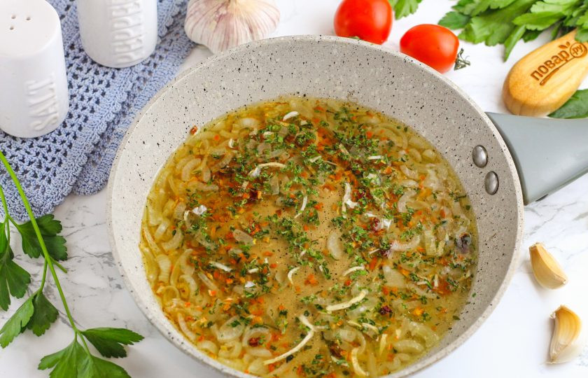 1. Этап. Мидии Мариньер: Влейте белое вино и всыпьте соль, молотый черный перец и овощную приправу. Проварите 1-2 минуты до закипания вина.