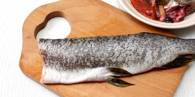 1. Этап. Рыба по-уральски: Щуку хорошенько вымойте под проточной водой, обсушите бумажными полотенцами. Отрежьте голову, достаньте жабры и внутренности так, чтобы не повредить целостность кожи.