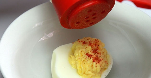 1. Этап. Яйца, фаршированные горчицей: 8. Фаршированные горчицей яйца присыпьте молотой паприкой. Блюдо готово! До подачи храните в холодильнике. Приятного аппетита!