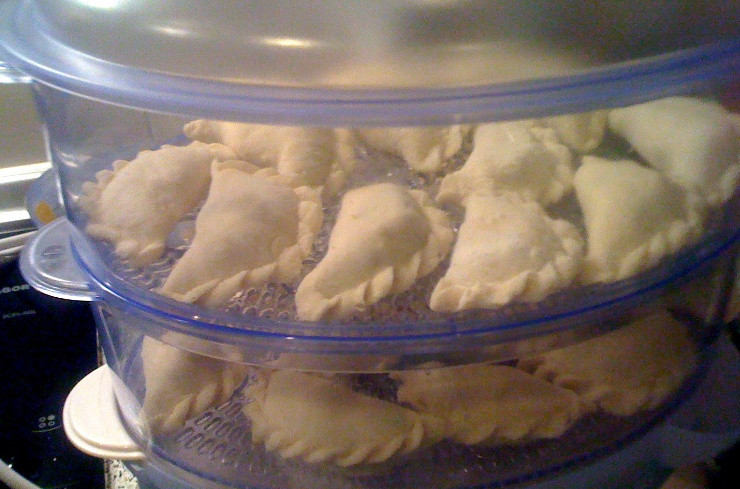 1. Этап. Вареники на пару украинские: Теперь нам остается только выложить вареники на решетки пароварки (их можно смазать маслом растительным) и готовить в течение 7 минут.