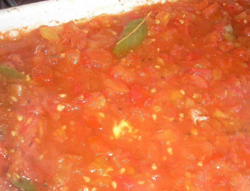 1. Этап. Оссобуко из телятины: Вливаем соус к мясу. Сверху накрываем фольгой.