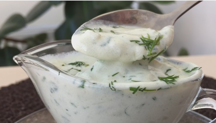 1. Этап. Сырный соус Дор Блю: 7. Добавьте в соус порезанный укроп, поставьте остывать. Подавайте холодным.