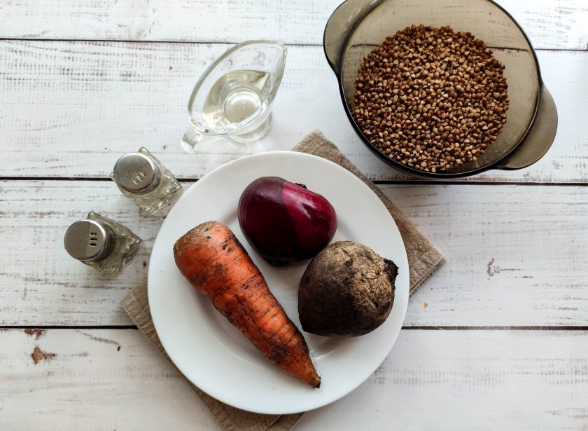 1. Этап. Гречка со свеклой и морковью: Подготовьте все необходимые ингредиенты.