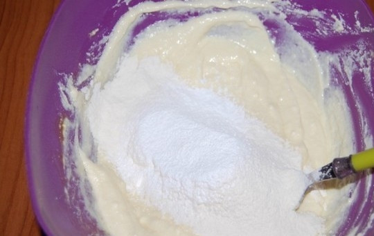 1. Этап. Закуска Пасхальные яйца: 3. Добавьте просеянную муку, разрыхлитель, перемешайте.