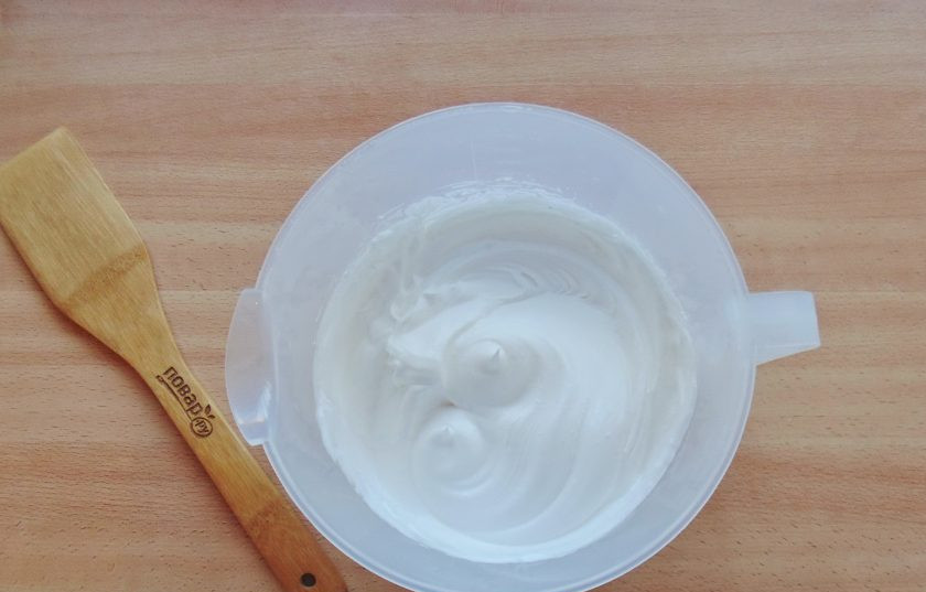 1. Этап. Бисквит с шоколадной глазурью: После постепенно всыпьте 180 грамм сахара, не переставая взбивать.