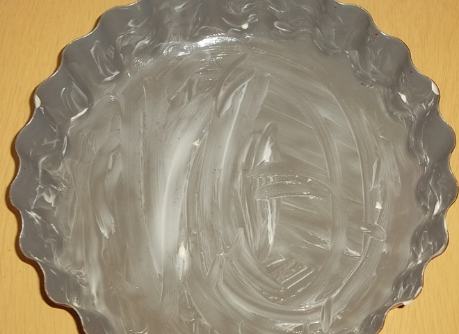 1. Этап. Пирог с луком и яйцами: 10. Жаропрочную форму смажьте маслом.