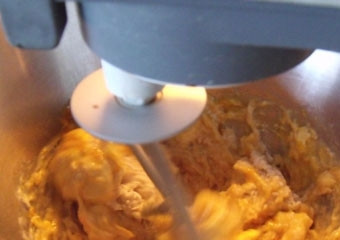 1. Этап. Апельсиновая коврижка: Теперь к яйцам добавьте разрыхлитель со стаканом сока и растительным маслом. Взбивайте 2 минуты, затем добавьте муку и ещё раз взбейте.