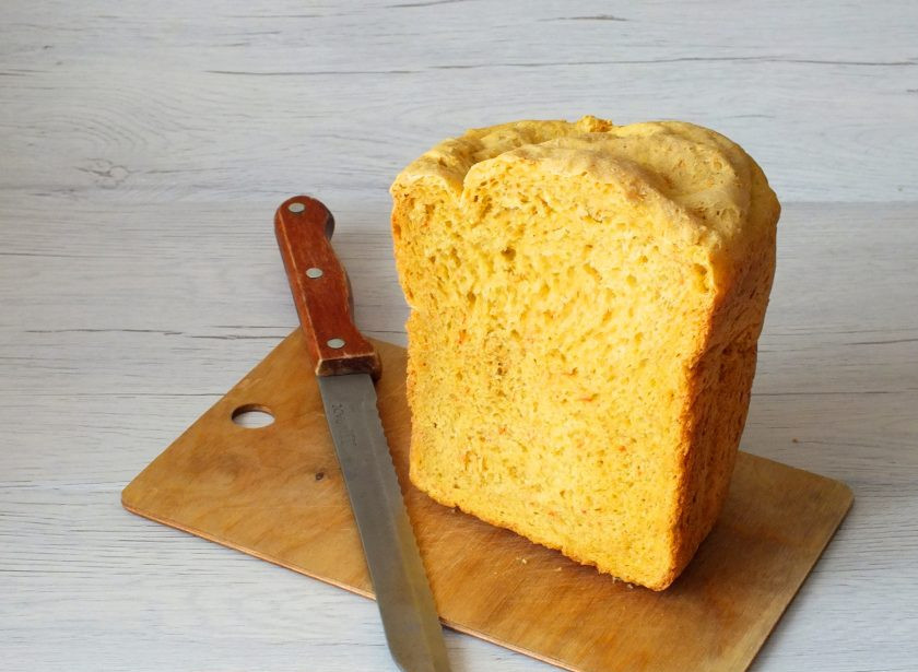 1. Этап. Морковный хлеб в хлебопечке: По окончании программы, достаньте хлеб, переложите его на доску и охладите. После можно подавать на стол.