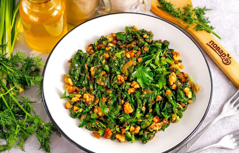 1. Этап. Испанахи: Выложите испанахи на тарелку и подайте к столу в горячем или в остывшем виде. Блюдо одинаково вкусно и сочно!