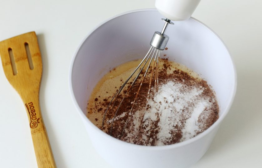 1. Этап. Шоколадный манник на сметане: Перемешайте. Добавьте муку, манку, какао, соль и разрыхлитель.