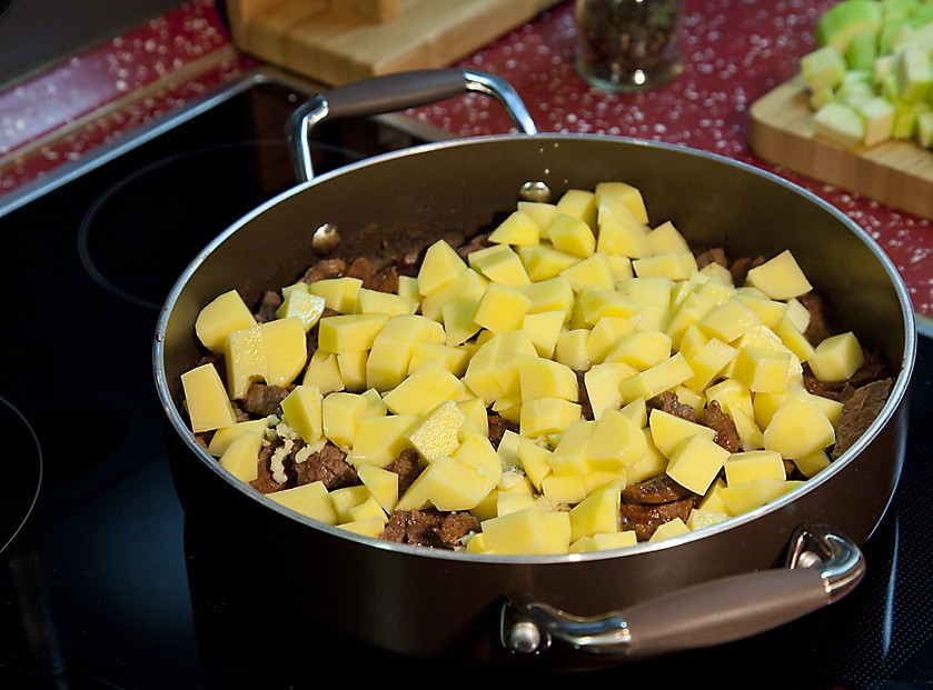 1. Этап. Мясо по-японски: 7. На сковороду отправить картофель и тушить около 5-10 минут.