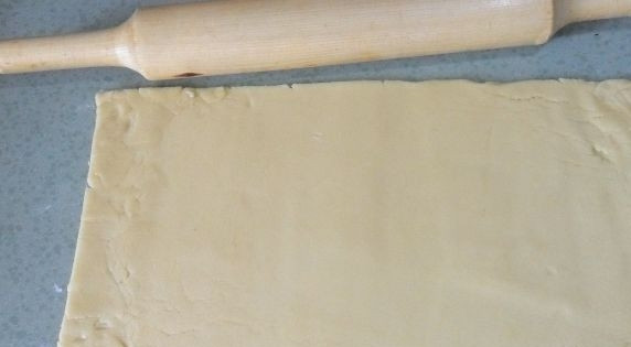 1. Этап. Печенье из маргарина: На двух отдельных пищевых плёнках раскатайте светлое и тёмное тесто в прямоугольники.