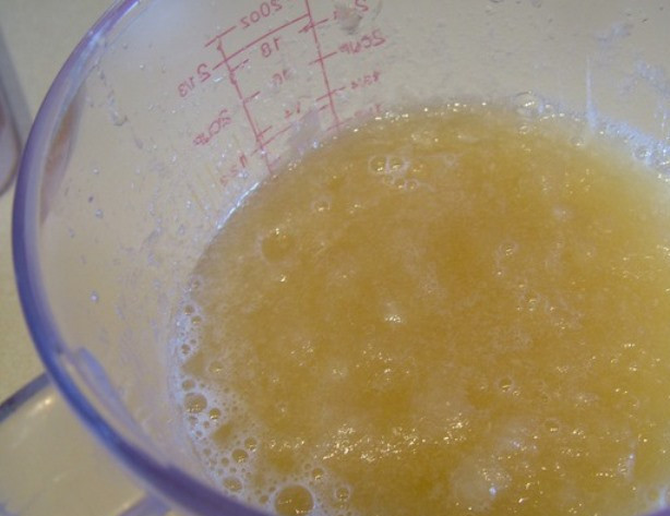 1. Этап. Мороженое из дыни: Затем измельчите её в блендере с сахаром.