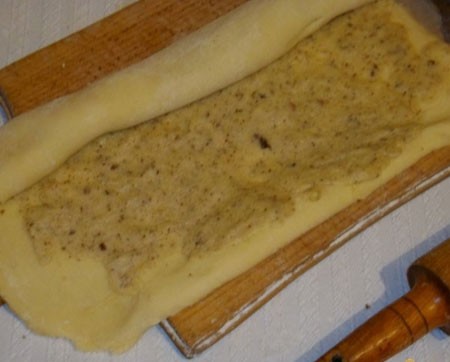 1. Stage. Armenian Gata: Divide the dough into three parts, roll each part a rectangle 3 mm thick. Spread the filling and roll.