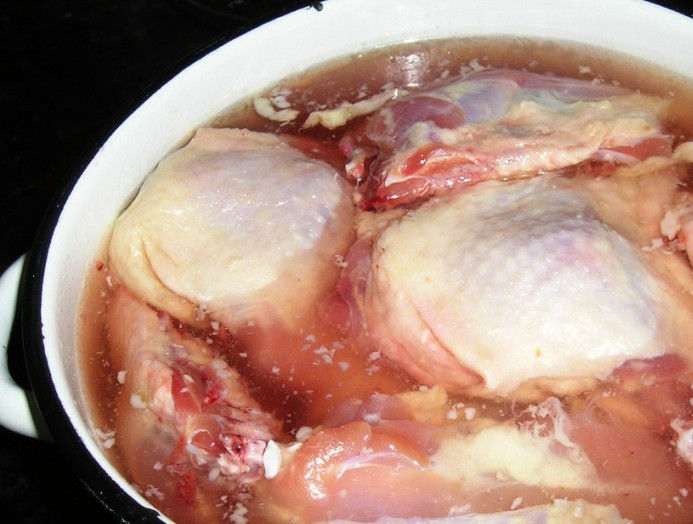 1. Этап. Окорочка горячего копчения в коптильне: Разведите в воде соль и сахар и поместите в рассол промытые куриные окорочка на 2 часа.