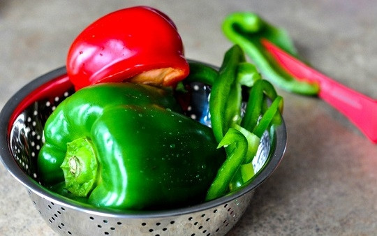 1. Этап. Салат с перцем и манго: 2. Сладкий перец вымойте, обсушите и нарежьте тонкими ломтиками.