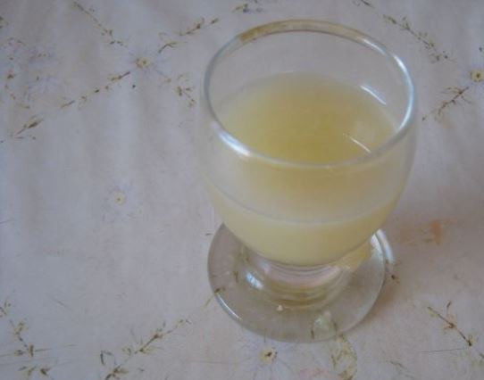 1. Этап. Заправка к салату: Выдавите сок из лимона так, чтобы получилось 2 столовых ложки.