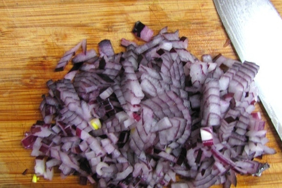 1. Этап. Соус из баранины с картошкой: Ближе к окончанию тушения, мы чистим лук и измельчаем его.