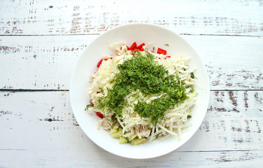 1. Этап. Салат Фэнтези: Все посолите и добавьте мелко нарезанную зелень.