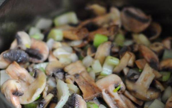 1. Этап. Сырный крем-суп с грибами: В кастрюлю для супа налейте оливковое масло и выложите порезанные овощи. Протушите 5 минут.