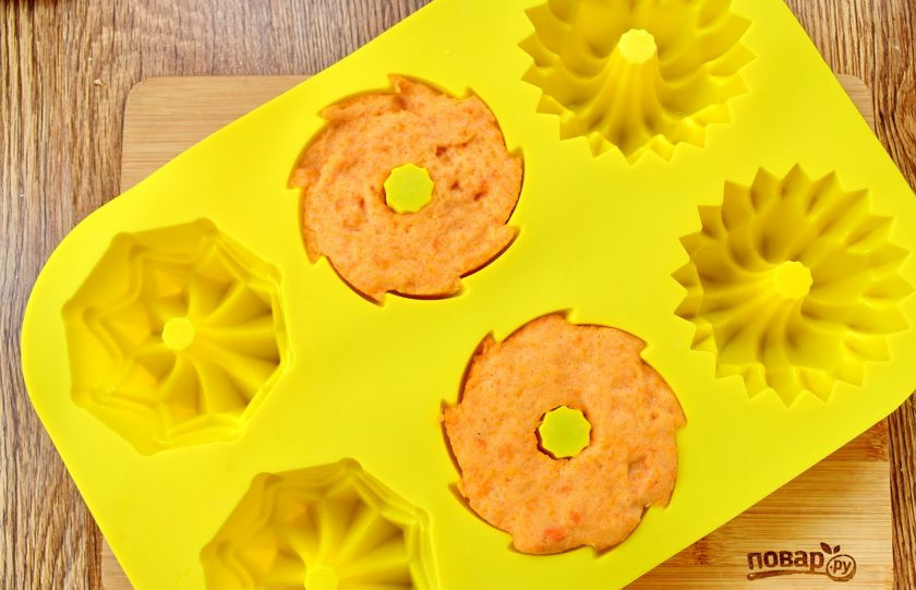 1. Этап. Пряное тыквенное суфле с отрубями: Или в силиконовую формочку для выпечки. Остудите в холодильнике в течение 4-5 часов. Затем аккуратно выньте суфле из силиконовых формочек и подавайте к столу. Из формы с пищевой пленкой, аккуратно переверните суфле на рабочую поверхность, нарежьте на ромбики или вырежьте фигурки.