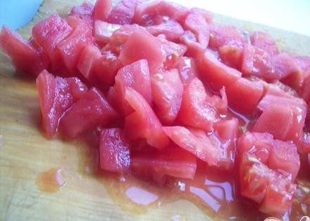1. Этап. Испанский холодный суп: 2. Снимаем с помидоров кожицу, очищаем от жилок и кусочками нарезаем. Можно выбрать семечки.