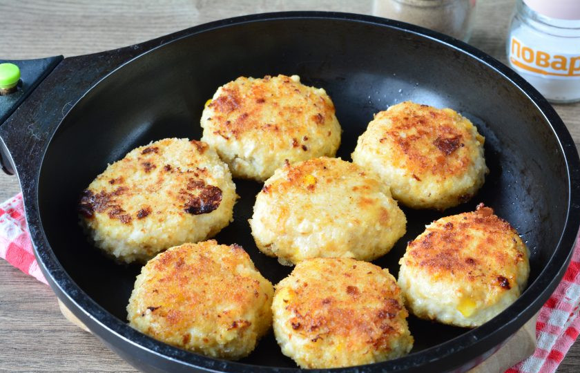 1. Этап. Котлеты из индейки с кукурузой: Обжаривайте котлеты в сковороде с растительным маслом с двух сторон по 5-6 минут.