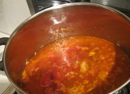 1. Этап. Солянка колбасная: 3. Пришло время положить в кастрюлю томатную пасту и влить воду или бульон. Если у вас есть консервированные томаты без кожицы, добавьте их тоже. Также прекрасно подойдут домашние томаты.