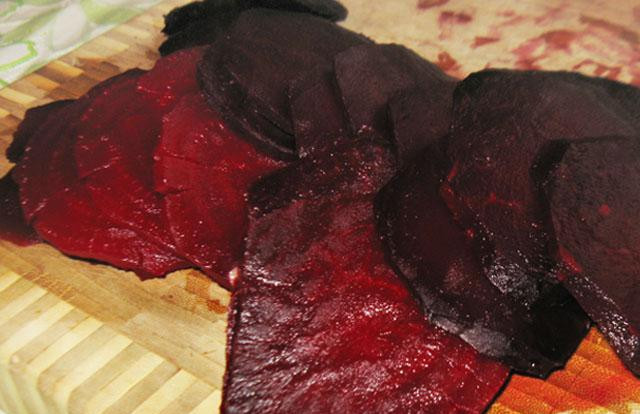 1. Этап. Салат из вареной свеклы: Свеклу остудить, очистить от кожуры и нарезать тонкими кольцами.