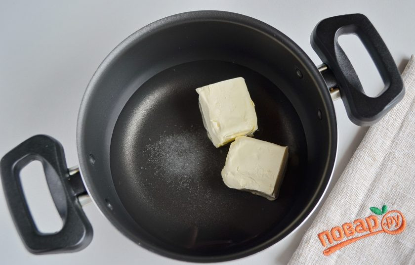 1. Этап. Торт Карпатка с заварным кремом: Начнем с коржей. В кастрюлю влейте стакан воды, добавьте щепотку соли и 1 ч.л ванильного сахара, сливочное масло. Поставьте кастрюлю на огонь, доведите до кипения.