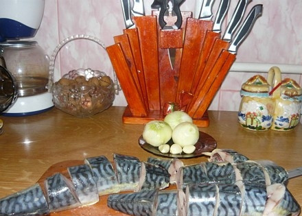 1. Этап. Маринованная скумбрия в банке: 1. Вымойте, обсушите и нарежьте порционными кусочками свежую рыбку.